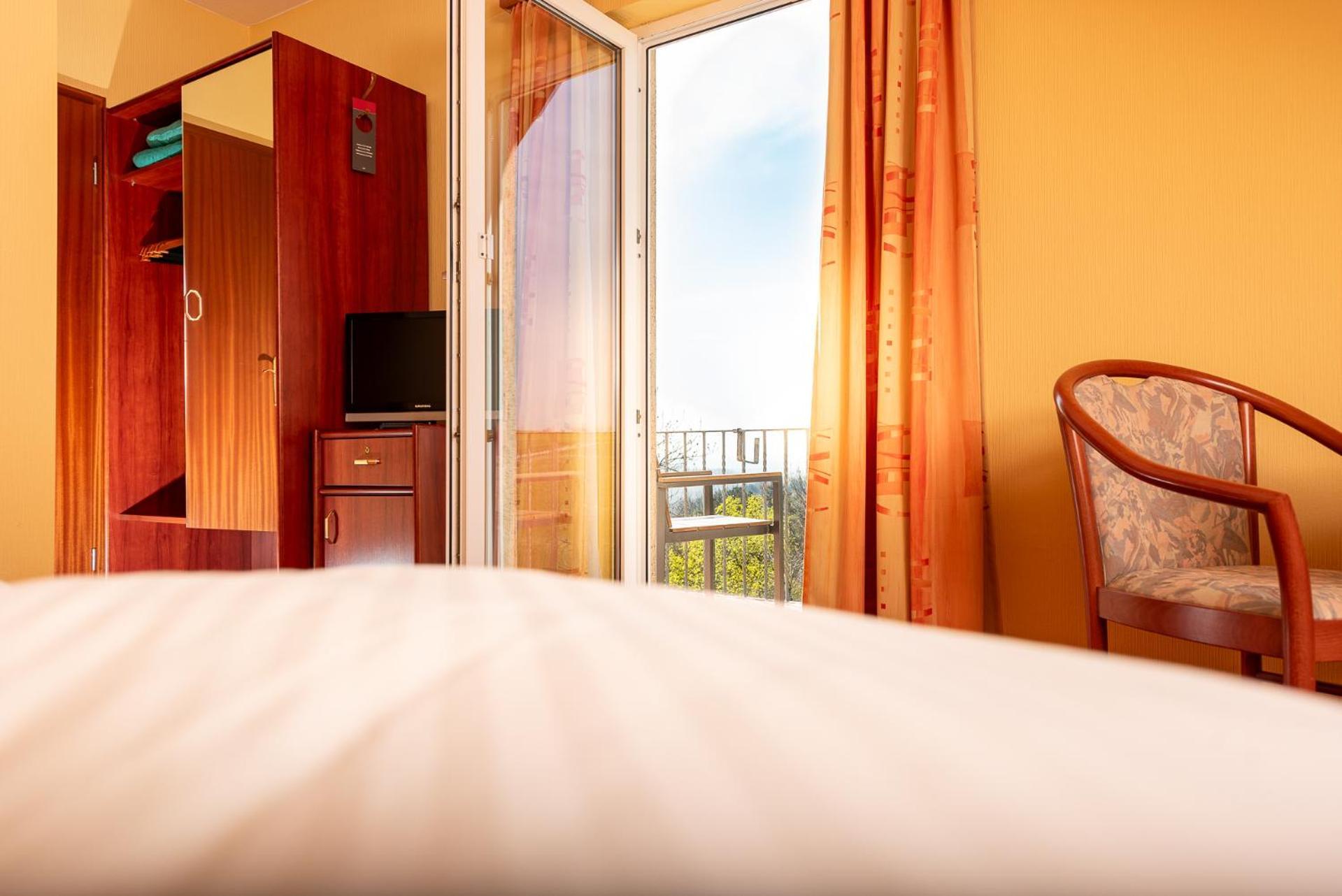 Berghotel Wilhelmsburg Bad Kosen Bilik gambar