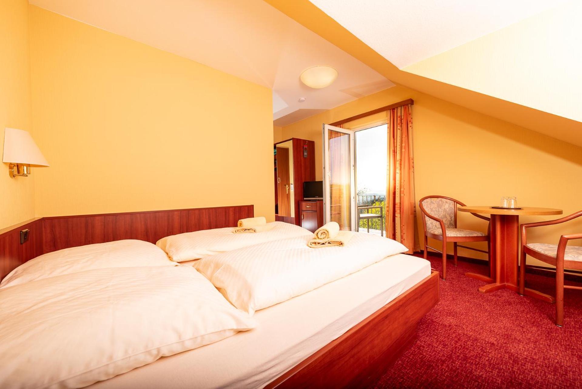 Berghotel Wilhelmsburg Bad Kosen Bilik gambar