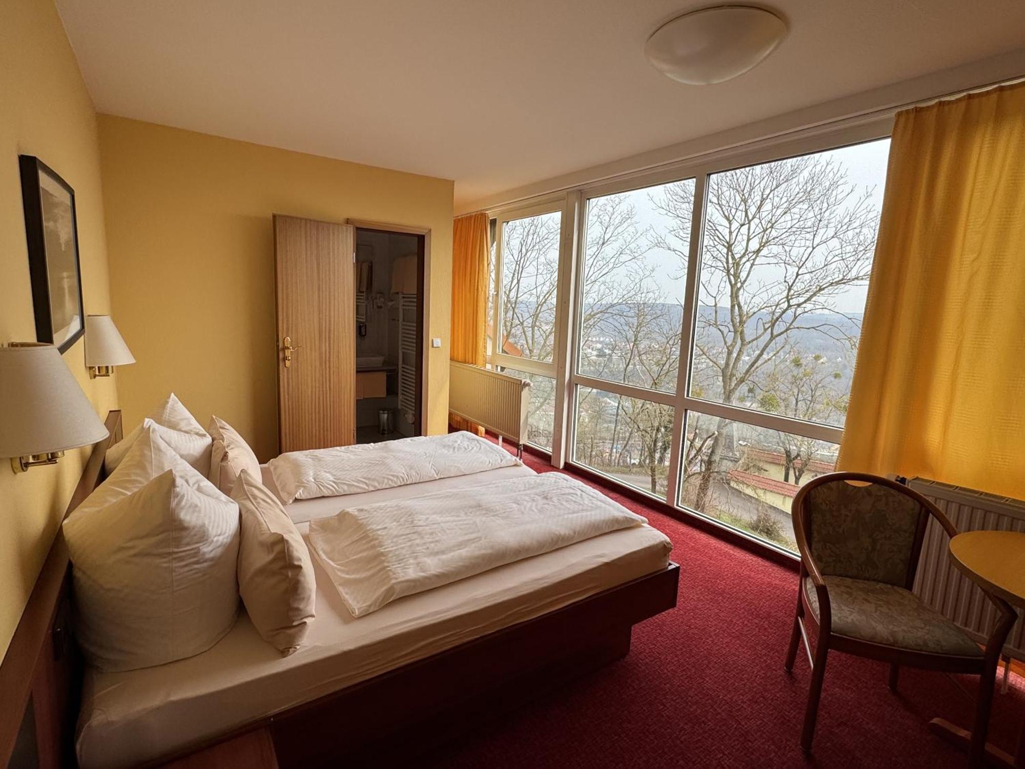 Berghotel Wilhelmsburg Bad Kosen Bilik gambar